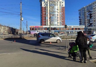 В Ангарске водитель из-за слепящего солнца сбил мужчину с годовалым ребенком